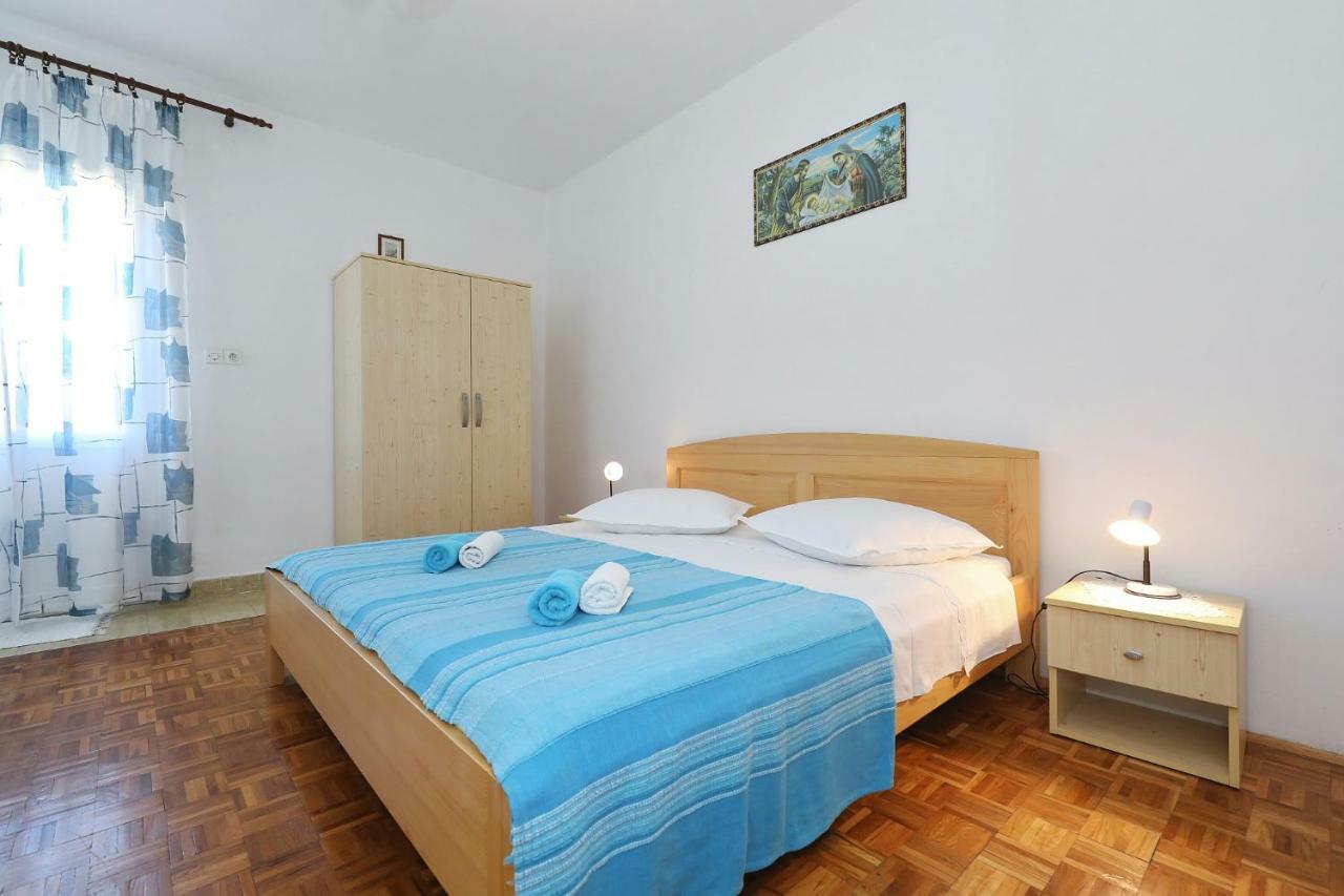Apartmani Mila Pag Town Exteriör bild