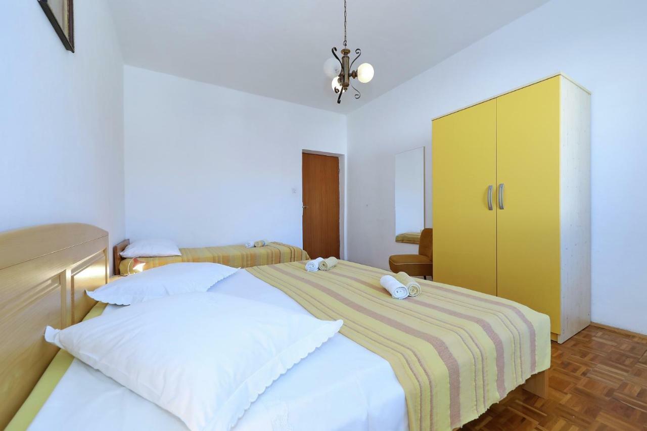 Apartmani Mila Pag Town Exteriör bild
